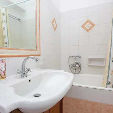 Irida Apartment *